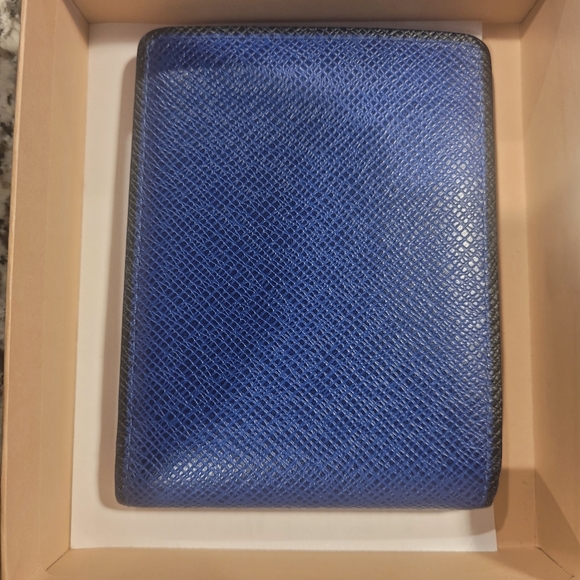 LOUIS VUITTON Taiga Portefeuille-Multiple Bill Compartment Folded wallet - Picture 2 of 8
